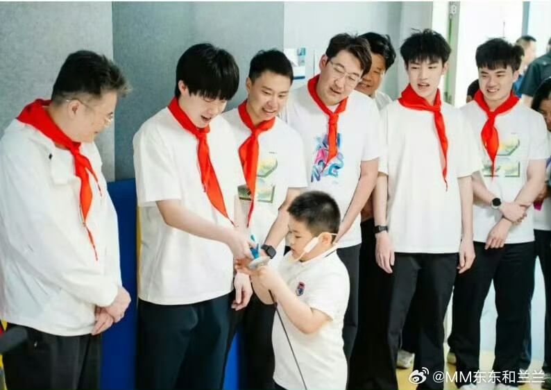 林昀儒(右1)隨隊參加公開活動時,戴上紅領巾。(圖取自m.weibo.cn/u/2318415082)
