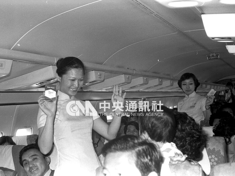 遠東航空空服員向機上乘客說明國內航線禁菸規定。中央社記者陳碧鐘攝 67年6月5日