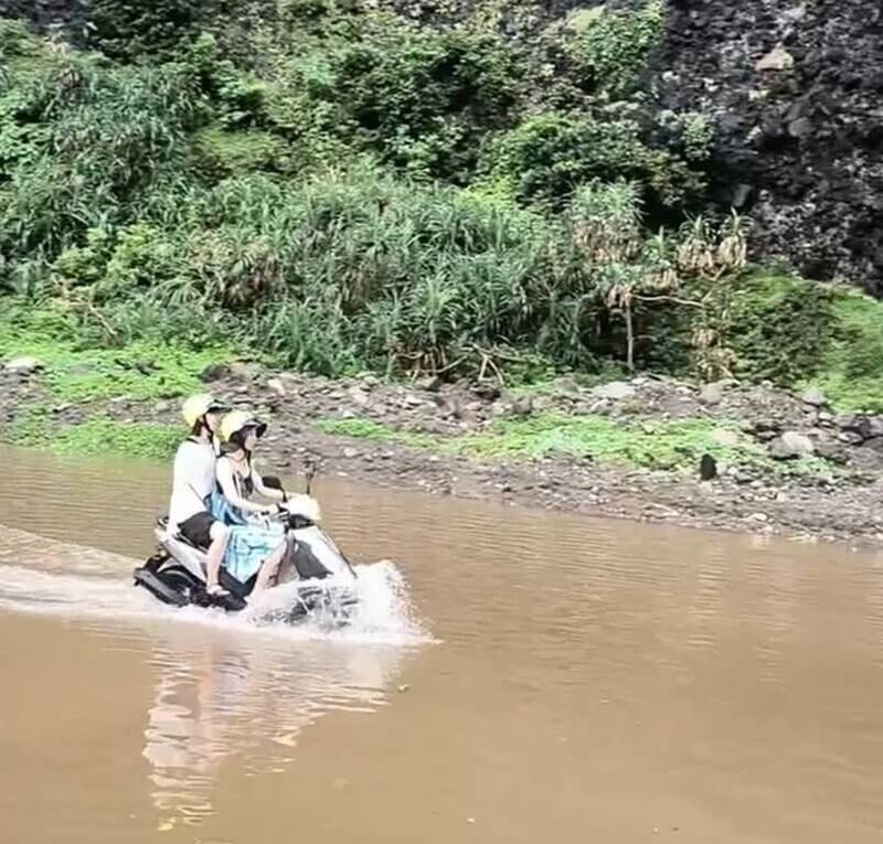 台東縣蘭嶼鄉4日上午大雨不斷,造成溪水暴漲,朗島部落五孔洞野溪排水不及水漫環島公路,目測水淹高度逾1/3輪胎。(蘭嶼縣議員董昌華提供)中央社記者盧太城台東傳真 114年6月4日