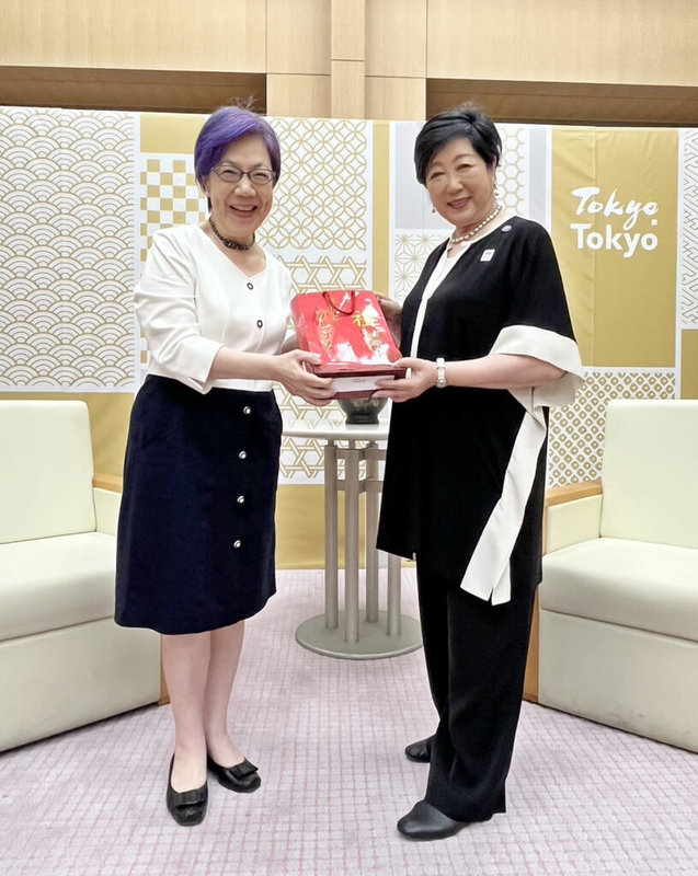 李登輝基金會董事長李安妮(左)4日拜會東京都知事小池百合子(右),並邀請小池百合子未來到台灣時務必參觀「AI李登輝」特展,她將親自導覽。(李登輝基金會提供)中央社記者葉素萍傳真 114年6月4日