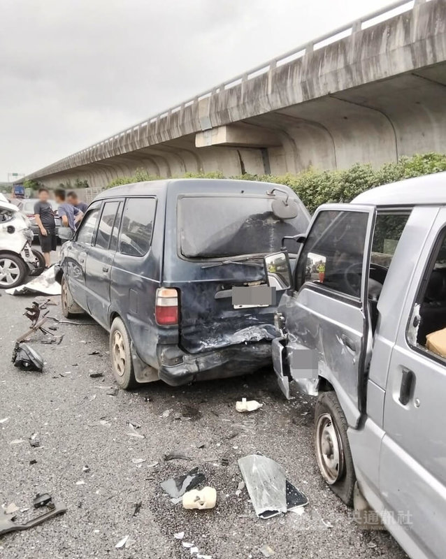 國道1號南向61.3公里處中壢路段4日下午發生8車連環撞,警方調查,疑是大貨車遇車流回堵時未保持安全距離釀禍。(翻攝照片)中央社記者葉臻傳真 114年6月4日