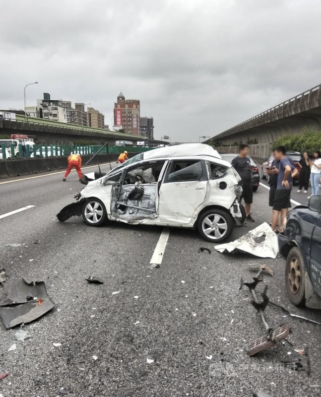 國道1號南向61.3公里處中壢路段4日下午發生8車連環撞,所幸僅2人輕傷。(翻攝照片)中央社記者葉臻傳真 114年6月4日