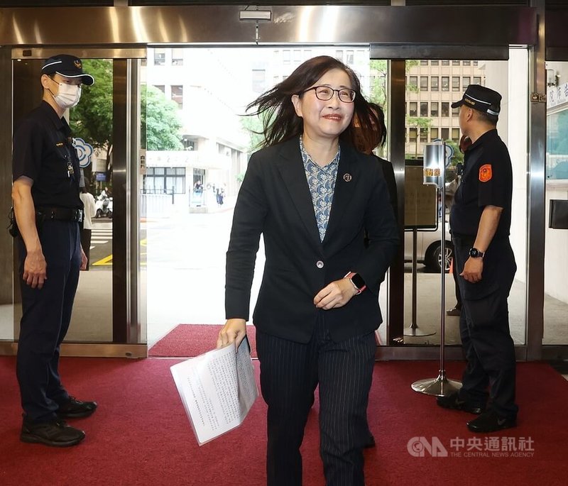 行政院統刪一般性補助款惹議。台北市副市長林奕華(中)4日赴立法院開會並受訪表示,北市府將與8縣市提出訴願,盼中央依法行政別失信於民。中央社記者郭日曉攝 114年6月4日