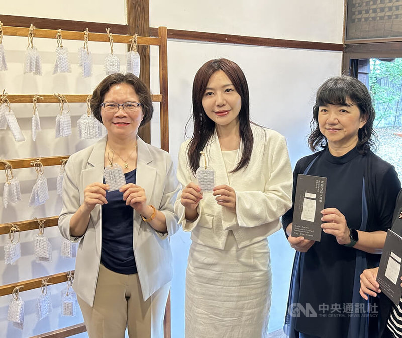 民進黨立委吳沛憶(中)、民眾黨立委劉書彬(左)4日代表立法院教育及文化委員會考察台灣文學基地,文化部政務次長李靜慧(右)等人陪同考察。中央社記者邱祖胤攝 114年6月4日