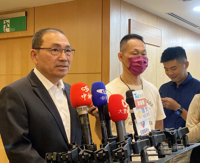 新北市長侯友宜(左)4日表示,行政院刪除地方政府一般性補助款是不對的,期待中央盡速亡羊補牢。中央社記者黃旭昇新北攝 114年6月4日