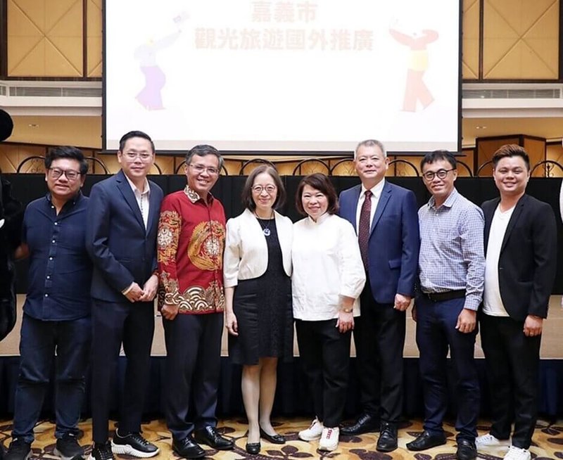 嘉義市長黃敏惠(右4)4日率市府團隊並攜手觀光、旅宿業及產業界代表,於馬來西亞吉隆坡舉辦嘉義市觀光旅遊推廣說明會,左4為駐馬來西亞代表葉非比。(嘉義市政府提供)中央社記者黃國芳傳真 114年6月4日