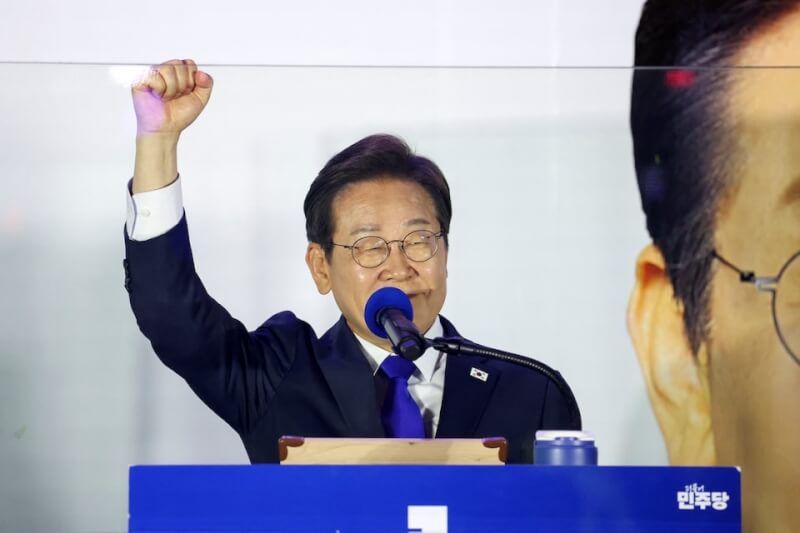 韓國共同民主黨候選人李在明(圖)4日當選總統,在首爾國會前向支持者發表演說。(路透社)
