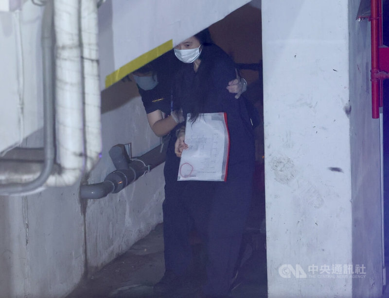 台北地方法院5日開庭審理京華城案,提訊在押的國民黨台北市議員應曉薇(右)出庭。中央社記者張皓安攝 114年6月5日