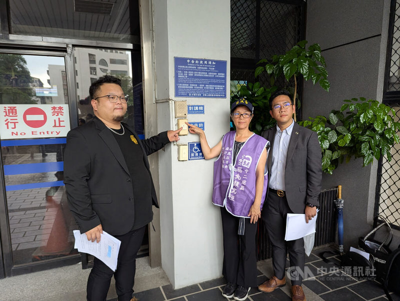 罷免國民黨立委顏寬恒的民團指控,有志工日前在台中市霧峰區收件時,遭1名男子以髒話辱罵、指控收錢,且作勢用安全帽攻擊驅趕,民團5日到地檢署按鈴提告。中央社記者蘇木春攝 114年6月5日
