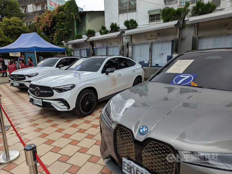 台中地檢署偵辦詐騙吸金集團案查扣多部進口車輛,5日由法務部行政執行署台中分署執行法拍,上午開放民眾看車、登記,有30多組人登記競標,最終8輛進口車中成功拍出4輛。中央社記者蘇木春攝 114年6月5日