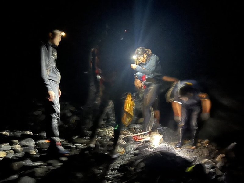 南投縣仁愛鄉武界林道日前發生山友受困事件,4名山友下山準備前往栗溪壩和包車司機會合下山,卻遇到溪水暴漲,員警獲報到場架設繩索橋,救出4名山友,過程中1名女山友因重心不穩險些被沖倒,場面驚險。(警方提供)中央社記者吳哲豪傳真 114年6月5日