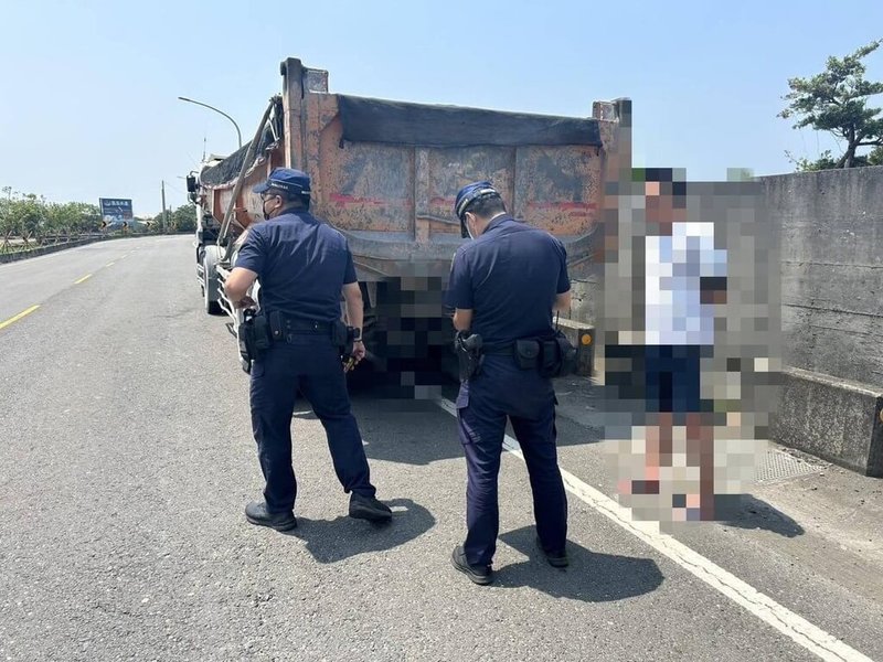 屏東縣警察局自9日起啟動大型貨車違規專案取締行動，針對違規攔檢、車體規格不符、貨物捆紮不牢、動態違規等重點項目加強執法。（屏東縣警察局提供）中央社記者李卉婷傳真  114年6月5日
