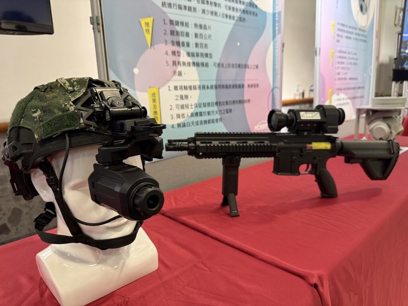 中科院首度公開離視軸槍瞄夜視系統,由頭戴顯示器與安裝於步槍上的瞄準鏡所組成。(中科院提供)中央社記者吳書緯傳真 114年6月5日
