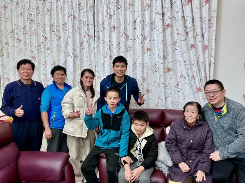 公視實境節目「誰來晚餐16」節目尾聲,羽球好手周天成(後中)送給受訪家庭每人一支羽球拍,作為這場因夢想而相聚的特別見面禮。(公共電視提供)中央社記者葉冠吟傳真 114年6月5日