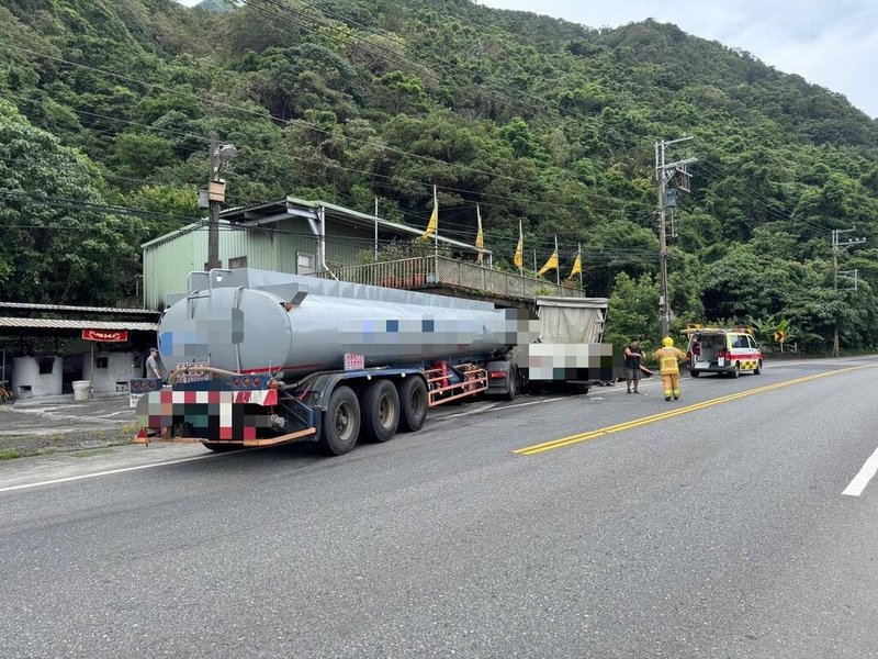 宜蘭縣頭城鎮濱海路7段5日發生交通事故,31歲劉姓男子駕駛槽罐車,疑為閃避前方欲左轉的貨車煞車不及推撞貨車衝至對向民宅,劉男一度受困車內,所幸3名傷者均意識清楚送醫治療。(讀者提供)中央社記者王朝鈺傳真 114年6月5日