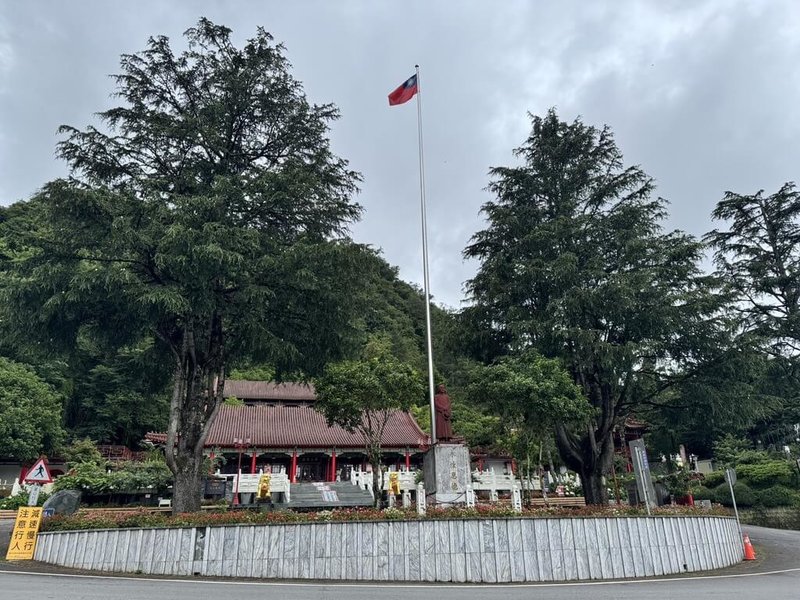 交通部觀光署參山國家風景區管理處將就梨山賓館前圓環進行改造裝置藝術,擬將矗立圓環的蔣中正銅像遷移館內,引發當地異議。(梨山賓館提供)中央社記者郝雪卿傳真 114年6月5日