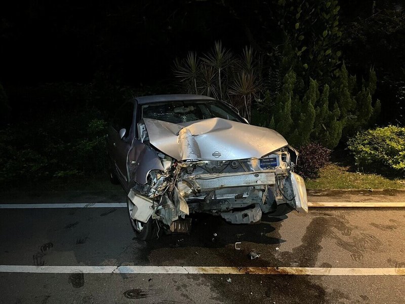 金門縣5日凌晨有一輛自小客車自撞路燈,車頭毀損嚴重。警方獲報到場後,現場僅有一名傷患自稱乘客,酒測值超標,但卻不願告知實際駕駛人身分,警方持續追查中。(金門縣警察局金湖分局提供)中央社記者吳玟嶸傳真 114年6月5日