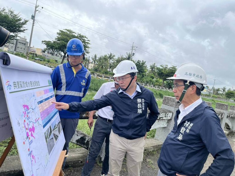 高雄市副市長林欽榮(右)5日前往岡山區視察排水改善情形,指示市府水利局優先針對人口密集聚落完成防洪保護。(高雄市水利局提供)中央社記者蔡孟妤傳真 114年6月5日