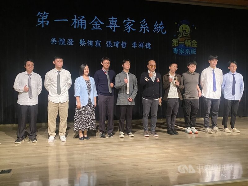 國立清華大學材料系教授周卓煇(右5)帶學生設計AI「第一桶金專家系統」,引導學生盤點可用的時間與自身專長變現,發現兼職程式語言家教時薪最高可達850元,累積1177小時可賺100萬元。中央社記者郭宣彣攝 114年6月5日