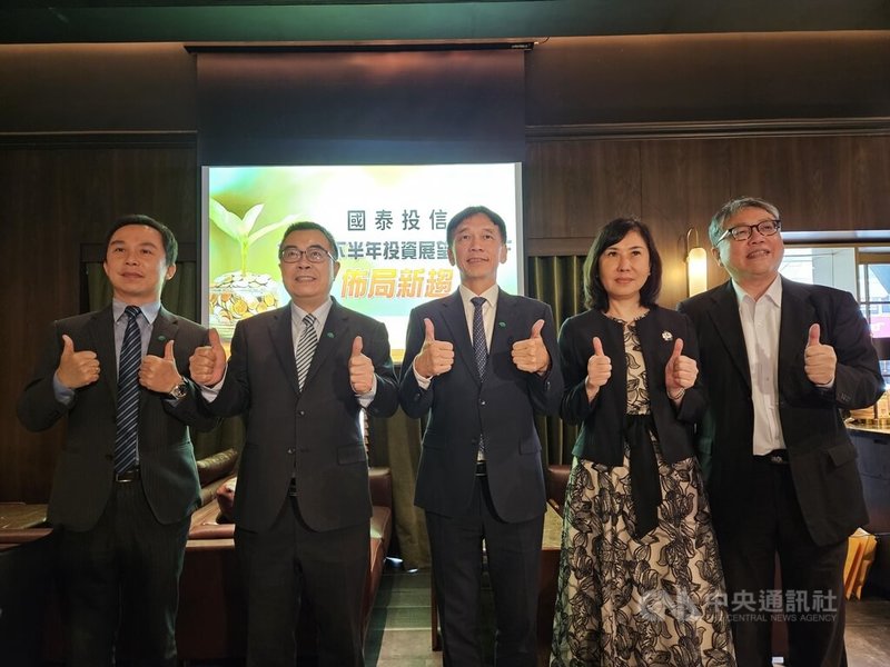 國泰投信董事長張錫(中)認為,AI已經變成剛需,美國大型CSP(雲端服務供應商)2026年資本支出不降反升,看好台灣產業站在有利位置,對台股展望持續樂觀。中央社記者曾仁凱攝 114年6月5日