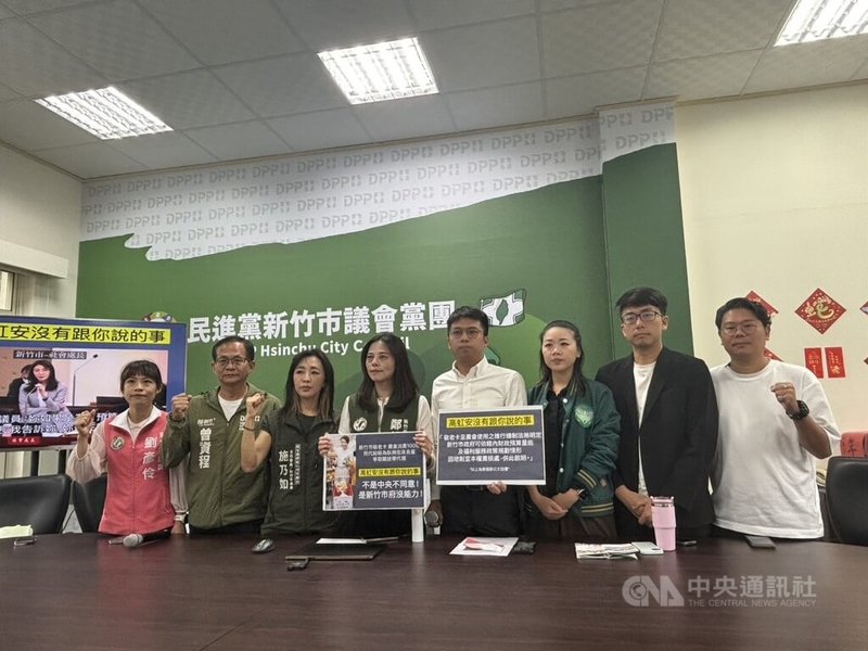 民進黨新竹市議會黨團5日指出,市府推敬老卡可用於農會消費,但行動不便或臥病長者陳情難親自使用,盼能開放家屬代至農會使用。中央社記者郭宣彣攝 114年6月5日
