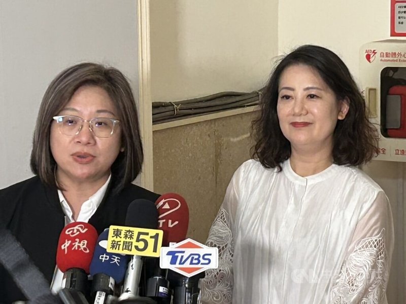 媒體報導指民進黨多位立委被控今年初疑似濫用公務車,民進黨立法院黨團幹事長吳思瑤(右)5日表示,「要爆料不要搞烏龍」,立委使用公務車在會議空檔去餐敘,符合現行立法院公務車使用規定。中央社記者林敬殷攝 114年6月5日