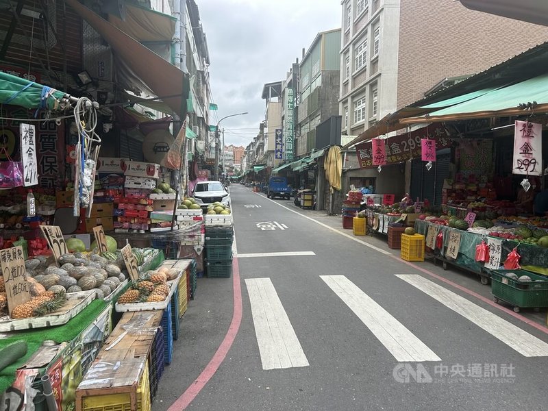 彰化縣警察局彰化分局5日表示,為維護交通順暢與市容整潔,6日將派員針對彰化市中民街及三民市場周邊道路實施大規模清除行動,清除違規占用道路空間的障礙物及廢棄物。中央社記者吳哲豪彰化攝 114年6月5日