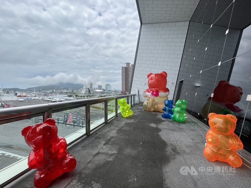 承億集團攜手香港畫廊舉辦的「ArtIN國際藝術博覽會」5日在高雄港旅運中心開幕,戶外景觀台上大型彩色小熊軟糖裝置,成展覽亮點。中央社記者林巧璉攝 114年6月5日