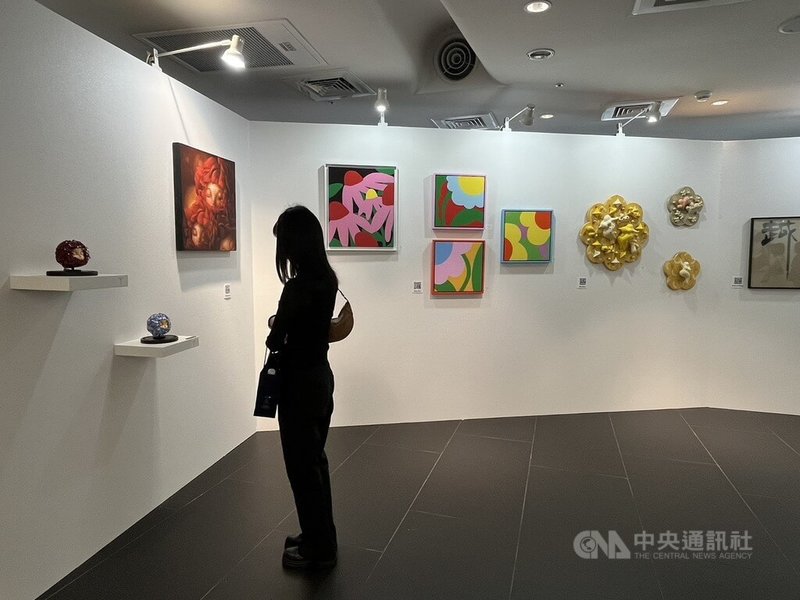 承億集團攜手香港畫廊舉辦的「ArtIN國際藝術博覽會」5日在高雄港旅運中心開幕,活動規畫4大主題展區,包括沉浸式藝術體驗、國際大師裝置展、台灣新銳特區、戶外藝術區等。中央社記者林巧璉攝 114年6月5日