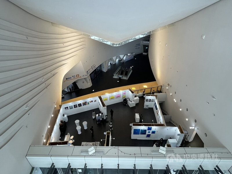 承億集團攜手香港畫廊舉辦的「ArtIN國際藝術博覽會」5日在高雄港旅運中心開幕，為期4天展出近千件藝術品。中央社記者林巧璉攝  114年6月5日