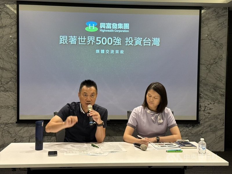 興富發建設發言人廖昭雄(左)5日表示,看好台灣將進入產業黃金新10年,房市也逐步回溫,將瞄準住宅和商辦雙引擎,今年興富發推案規模從北到南將達14案,總銷金額為新台幣1835.18億元,住宅占55%、商辦占45%。中央社記者何秀玲攝 114年6月5日