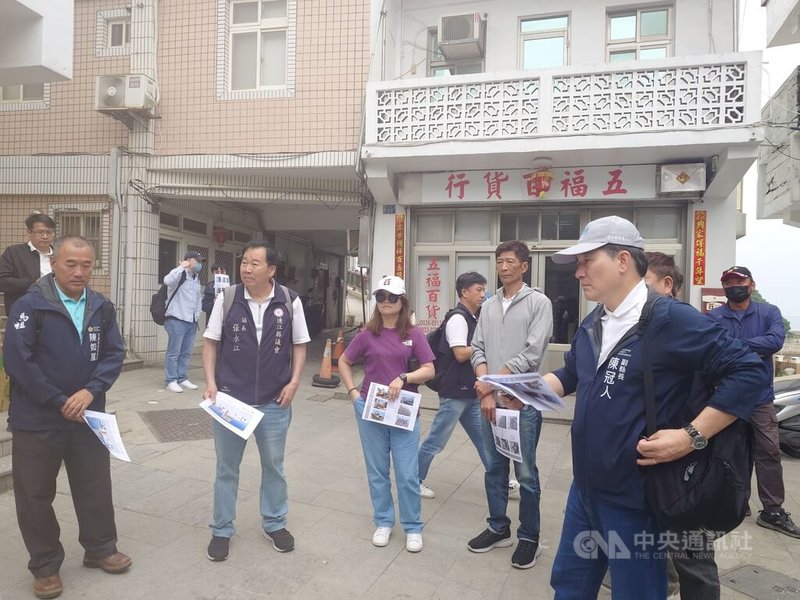 連江縣議會5日至莒光鄉考察，並前往西莒山海一家海館周邊災區復建工程關心進度，交通旅遊局指出，目前工程進度超前，預計年底前應可順利完工。中央社記者潘欣彤攝  114年6月5日