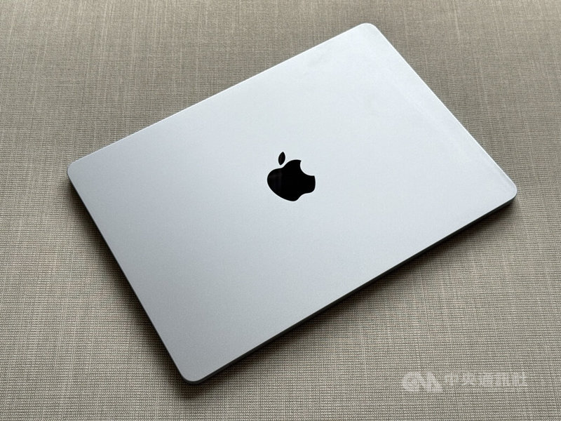 蘋果新款MacBook Air配備M4晶片,並推出全新天藍色,這款金屬光澤淡藍色在光線映照下,會呈現動態漸層效果。中央社記者吳家豪攝 114年6月5日