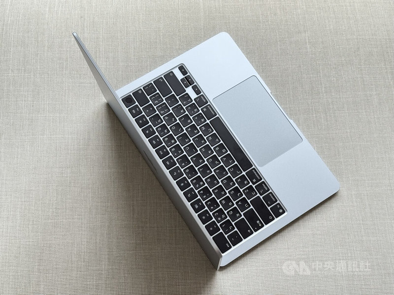 蘋果公司搭載M4晶片的MacBook Air筆記型電腦採用超過55%再生成分,其中包括機身採用100%再生鋁金屬。中央社記者吳家豪攝 114年6月5日