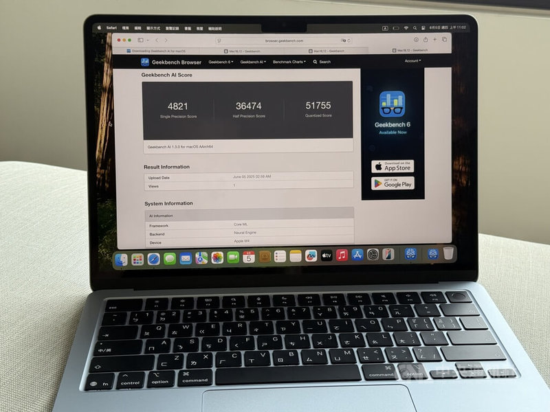 蘋果新款MacBook Air筆記型電腦搭載M4晶片,配備更快、更有效率的16核心神經網路引擎,提升人工智慧(AI)效能,使用AI基準測試工具Geekbench AI得出的分數明顯高於M2機型。中央社記者吳家豪攝 114年6月5日