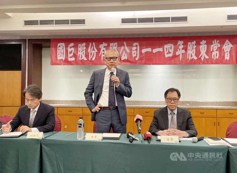 國巨積極公開收購日本芝浦電子股權,4日指出芝浦提議會面,雙方會議已排定。國巨董事長陳泰銘(站立者)先前表示,併購日本芝浦電子「不屈不撓」。 中央社記者鍾榮峰攝 114年6月5日