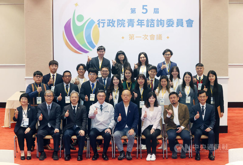行政院長卓榮泰(前左4)5日下午親自主持第5屆行政院青年諮詢委員會第一次會議,會中頒發委員聘書,並和政務委員史哲(前右4)、教育部長鄭英耀(前左2)、勞動部長洪申翰(前右2)等人比讚合影。中央社記者郭日曉攝 114年6月5日