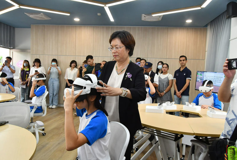 彰化縣長王惠美(中,黑外套者)5日出席永靖鄉永興國民小學英語國際村暨偏鄉教育資源中心啟動儀式,陪同學生體驗情境學習教室。(彰化縣政府提供)中央社記者鄭維真傳真 114年6月5日