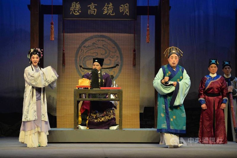 新編京劇「清輝朗照」將在台北城市舞台演出,闡述一代詞人李清照打離婚官司故事,由新生代旦角孔玥慈(左1)詮釋李清照、資深京劇名家李寶春(前右)一人分飾她的兩任丈夫。(台北新劇團提供,李銘訓攝影)中央社記者葉冠吟傳真 114年6月5日
