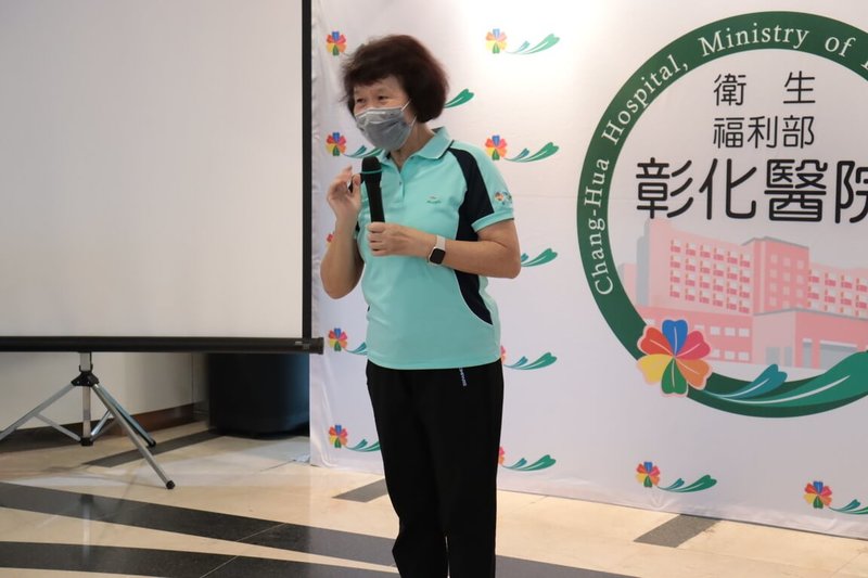 64歲的張麗華(圖)到彰化醫院骨科看診時,無意間看見五癌免費篩檢海報,順道接受乳房X光攝影檢查,意外發現早期乳癌並治癒,她為表達感恩,回醫院擔任志工,盼以親身經歷推廣癌症篩檢,讓更多人把握治療契機。(彰化醫院提供)中央社記者鄭維真傳真 114年6月5日