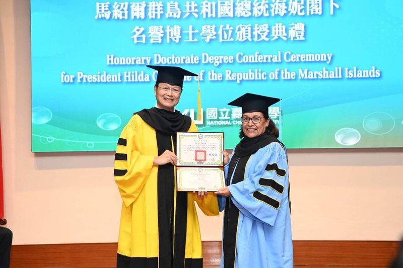 嘉義大學肯定馬紹爾總統海妮（Hilda C. Heine）（右）將教育理念融入國家治理及長期支持台灣參與國際社會的付出，5日特別頒發教育學名譽博士學位，以表彰其貢獻。（嘉義大學提供） 中央社記者姜宜菁傳真  114年6月5日