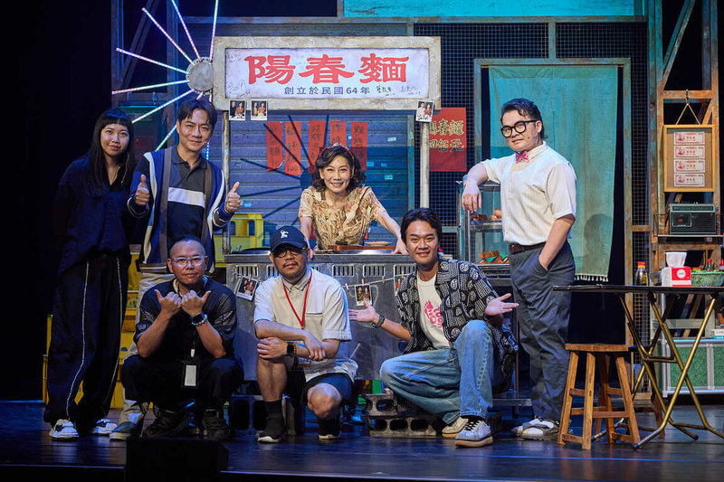 音樂劇「老闆~來碗陽春麵!」6日起在台北市PLAYground空總劇場演出19場,由作詞人嚴云農(前左1)編劇,與金鐘導演李俊宏(前中)共同執導,讓觀眾「走進」台北麵攤,享受沉浸式體驗。(春河劇團提供)中央社記者葉冠吟傳真 114年6月5日