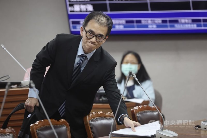 立法院司法及法制委員會5日審查考試院函請審議公務人員保障法部分條文修正草案等案,台灣民眾黨立委黃國昌質詢時,列席的考試院秘書長劉建忻(圖)在備詢台突然暈眩,整個人往前傾倒,將備詢台撞倒,眾人將其扶起經護理師查看,劉建忻休息後繼續參與會議。中央社記者吳家昇攝 114年6月5日