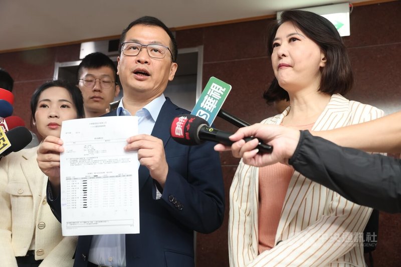 國民黨立委羅智強(右2)遭罷團指於黨團協商時打電話騷擾民進黨立法院黨團總召柯建銘,羅智強5日上午與黨籍立委徐巧芯(前左)、王鴻薇(右)出示通聯紀錄澄清。中央社記者吳家昇攝 114年6月5日