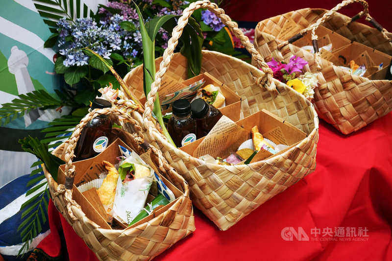 屏東縣落山風永續觀光勞動合作社創立大會5日舉行,推出風域半島野餐籃,讓各社區以特色產品規劃不同內容物,如滿州九棚社區雞角刺風味茶,吸引遊客回訪到不同地點野餐。中央社記者黃郁菁攝 114年6月5日