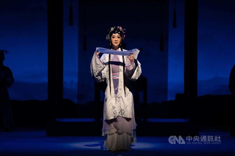 辜公亮文教基金會2025春季公演7、8日在台北登場,演出新編京劇「清輝朗照」,將一代詞人李清照打離婚官司故事搬上舞台,新生代旦角孔玥慈(圖)須純熟轉換京崑唱腔,展現深厚功底。(台北新劇團提供,劉耀武攝影)中央社記者葉冠吟傳真 114年6月5日