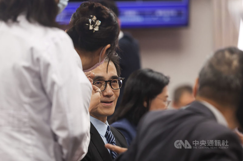 立法院司法及法制委員會5日審查考試院函請審議公務人員保障法部分條文修正草案等案,台灣民眾黨立委黃國昌質詢時,列席的考試院秘書長劉建忻(中)在備詢台突然暈眩,整個人往前傾倒,將備詢台撞倒,眾人將其扶起,隨後劉建忻與護理師溝通後繼續參與會議。中央社記者吳家昇攝 114年6月5日