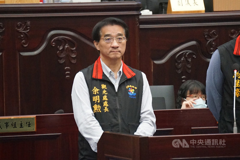 花蓮縣議會5日進行縣政總質詢,多名議員關心花蓮觀光議題,其中包括避免交通中斷哄抬價格、補貼交通中斷受困遊客住宿費。花蓮縣府觀光處長余明勲(圖)答詢說明交通中斷時,哄抬價格狀況會加強稽查,補貼房價則還需研議可行性。中央社記者張祈攝 114年6月5日