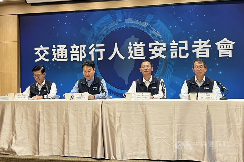 台鐵票價23日起調漲,行政院5日拍板加碼設籍花東會員優惠,交通部長陳世凱(左2)指出,依照台鐵估算,在平、假日回饋加碼後,預算將增至新台幣1.46億元,未來將爭取國發會花東基金協助。中央社記者黃巧雯攝 114年6月5日