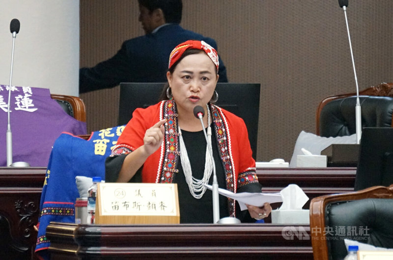 花蓮對外交通往北的鐵、公路常因大雨中斷,花蓮無黨籍議員笛布斯.顗賚(圖)5日縣政總質詢提到,縣府應加強價格監督機制,避免有業者趁道路中斷哄抬價格,不要讓住宿價格過高成花蓮觀光隱形絆腳石。中央社記者張祈攝 114年6月5日
